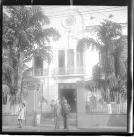 Fotografia "Caso Hélio Fernandes - visitas dos advogados de seus advogados Prado Kelli e Prudente de Morais Neto e sua esposa Sra. Rosinha Fernandes e seu irmão Millor Fernandes, no Quartel da PM), Reportagem de Nelson Silva" ([Local n/d] , 1963) [negativo]. / Fotógrafo(a): Alvaro.  -- ITEM-0004.