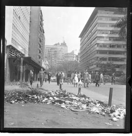 Fotografia "Lixo' Reportagem c/ Lixo na Cidade" ([Local n/d] , 1963) [negativo]. / Fotógrafo(a): Méra.  -- ITEM-0001.