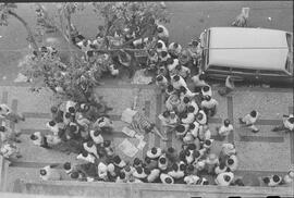 Fotografia "Av. N.S. de Copacabana - suicídio. Suicídio em Copacabana - Shirley Soares Kaur" ([Local n/d] , 1960) [negativo]. / Fotógrafo(a): Jair.  -- ITEM-0001.