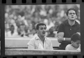 Fotografia "FUTEBOL = 'CAMPEONATO CARIOCA DE PROFISSIONAIS' Jogo Flamengo x Botafogo (3 x 1), America x Portuguesa (2 x 1), Madureira x Bangu (1 x 2), C. Grande x S. Cristovão (1 x 0) e C. Rio x Olaria (1 x 7), Reportagem de Esporte" ([Local n/d] , 1963) [negativo]. / Fotógrafo(a): Equipe.  -- ITEM-0027.