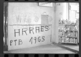 Fotografia "Propaganda Eleitoral' Nome de Arraes em Copacabana pichado no muro, para candidatar a presidência em 1965, Reportagem de Jones" ([Local n/d] , 1963) [negativo]. / Fotógrafo(a): Adyr Vieira.  -- ITEM-0003.