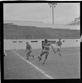 Fotografia "Olaria A.C.' Reportagem sobre o treino do Olaria" ([Local n/d] , 1963) [negativo]. / Fotógrafo(a): Demócrito Bezerra.  -- ITEM-0003.