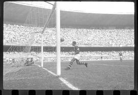 Fotografia "Jogos Campeonato Carioca; 'CAMPEONATO CARIOCA DE 1963' de PROFISSIONAIS (1º Turno) Jogos Vasco x Fluminense (3 x 1) Botafogo x Canto do Rio (3 x 0) America x Madureira (5 x 2) e Olaria x Portuguesa, Reportagem de Esporte" ([Local n/d] , 1963) [negativo]. / Fotógrafo(a): Equipe.  -- ITEM-0272.