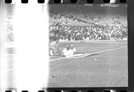 Fotografia "Jogos Campeonato Carioca; 'CAMPEONATO CARIOCA DE 1963' de PROFISSIONAIS (1º Turno) Jogos Vasco x Fluminense (3 x 1) Botafogo x Canto do Rio (3 x 0) America x Madureira (5 x 2) e Olaria x Portuguesa, Reportagem de Esporte" ([Local n/d] , 1963) [negativo]. / Fotógrafo(a): Equipe.  -- ITEM-0247.