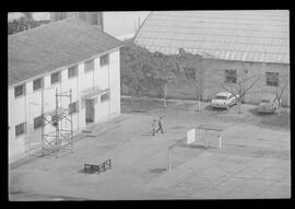 Fotografia "Caso de Helio Fernandes na P.E. reportagem com o quartel onde se acha preso), Reportagem de Méra" ([Local n/d] , 1963) [negativo]. / Fotógrafo(a): Ferreira.  -- ITEM-0011.