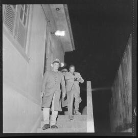 Fotografia "16º D.P. FAVELADO PRESO; POLICIA 16º dp. Ardovino mandou prender o operario favelado Mario de Sá por ter o mesmo consertado uma das paredes de seu barraco -" ([Local n/d] , 1961) [negativo]. / Fotógrafo(a): Rodolpho.  -- ITEM-0003.