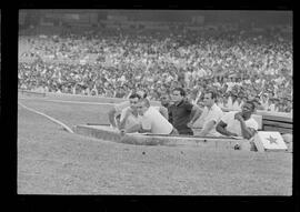 Fotografia "FUTEBOL = 'CAMPEONATO CARIOCA DE PROFISSIONAIS' Jogo Flamengo x Botafogo (3 x 1), America x Portuguesa (2 x 1), Madureira x Bangu (1 x 2), C. Grande x S. Cristovão (1 x 0) e C. Rio x Olaria (1 x 7), Reportagem de Esporte" ([Local n/d] , 1963) [negativo]. / Fotógrafo(a): Equipe.  -- ITEM-0144.