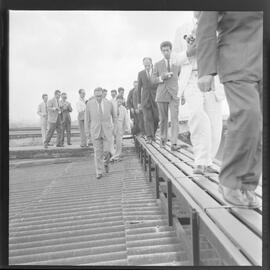 Fotografia "Visita do Lacerda ao Estádio do Maracanã c/ Antonio Carlos; LACERDA.. Carlos - visita Mstadio do Maracanã - para ver ver as obras - que foram iniciadas com Sete Camaras" ([Local n/d] , 1961) [negativo]. / Fotógrafo(a): Ribeiro.  -- ITEM-0017.