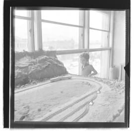 Fotografia "NATAL = FUNCIONARIOS [FUNCIONÁRIOS] DE 'UH' COMEMORANDO O NATAL NA 'ERICA'" ([Local n/d] , 1961) [negativo]. / Fotógrafo(a): Equipe.  -- ITEM-0013.