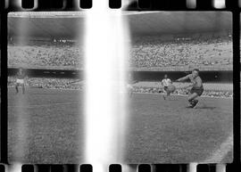 Fotografia "CAPEONATO [CAMPEONATO] CARIOCA DE 1963' (PROFISSIONAIS) (1º Turno) Jogo Famengo [Flamengo] x Campo Grande (5 x 0); Jogo Flamengo e Campo Grande, Reportagem de Esporte" ([Local n/d] , 1963) [negativo]. / Fotógrafo(a): Ribeiro; Demócrito.  -- ITEM-0032.