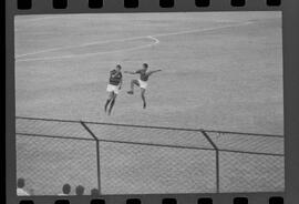 Fotografia "Campeonato Carioca de Profissionais de 63 (1° Turno) Esporte - jogo Fluminense (1 x 0) Bonsucesso" ([Local n/d] , 1963) [negativo]. / Fotógrafo(a): Democrito.  -- ITEM-0016.