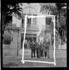 Fotografia "Helio Fernandes na P.E. (Chegada dos advogados, Prado Keli e Prudente de Morais Neto e o presidente do inquérito militar o Gal. Crisanto Figueiredo de Miranda" ([Local n/d] , 1963) [negativo]. / Fotógrafo(a): Rodolfo.  -- ITEM-0005.