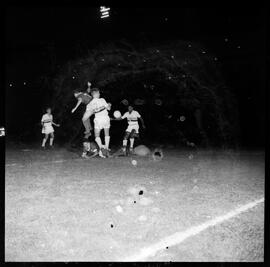 Fotografia "Futebol - São Paulo. Jogo São Paulo x Palmeiras, Esportes" ([Local n/d] , [Data n/d]) [negativo]. / Fotógrafo(a): Equipe.  -- ITEM-0005.