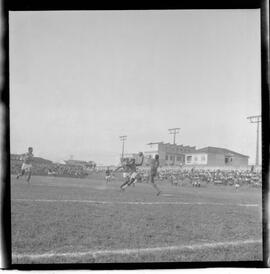 Fotografia "Jogos Campeonato Carioca; 'CAMPEONATO CARIOCA DE 1963' de PROFISSIONAIS (1º Turno) Jogos Vasco x Fluminense (3 x 1) Botafogo x Canto do Rio (3 x 0) America x Madureira (5 x 2) e Olaria x Portuguesa, Reportagem de Esporte" ([Local n/d] , 1963) [negativo]. / Fotógrafo(a): Equipe.  -- ITEM-0308.