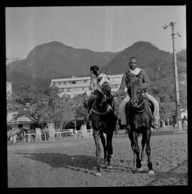 Fotografia "TURFE' Rep. c/ de Turf, no Hipódromo da Gávea (Com tratadores e jóqueis, destacando-se o treinador Justiano Mesquita), Reportagem de Wilson Nascimento" ([Local n/d] , 1963) [negativo]. / Fotógrafo(a): Diniz.  -- ITEM-0003.