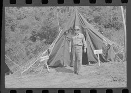 Fotografia "Manobras em Ribeirão das Lages (Paraquedistas: Sobrevivência na Selva operação); 'PARAQUEDISTAS' PARAQUEDISTAS em manobra em Ribeirão das Lages" ([Local n/d] , 1963) [negativo]. / Fotógrafo(a): Méra; Caban.  -- ITEM-0025.