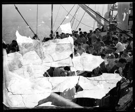 Fotografia "Polícia Marítima - chegada de emigrantes" ([Local n/d] , [Data n/d]) [negativo]. / Fotógrafo(a): Oswaldo Matos.  -- ITEM-0009.