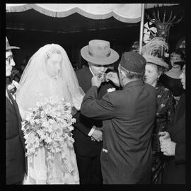 Fotografia "Casamento da sobrinha do Sr. Samuel Wayner [Wainer]" ([Local n/d] , [Data n/d]) [negativo]. / Fotógrafo(a): Roberto Maia.  -- ITEM-0006.