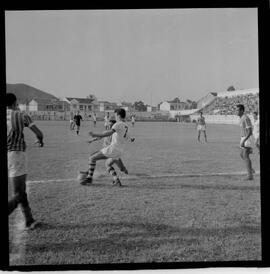 Fotografia "FUTEBOL = 'CAMPEONATO CARIOCA DE PROFISSIONAIS' Jogo Flamengo x Botafogo (3 x 1), America x Portuguesa (2 x 1), Madureira x Bangu (1 x 2), C. Grande x S. Cristovão (1 x 0) e C. Rio x Olaria (1 x 7), Reportagem de Esporte" ([Local n/d] , 1963) [negativo]. / Fotógrafo(a): Equipe.  -- ITEM-0348.