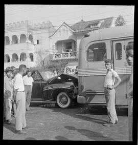 Fotografia "Polícia - desastre de automóvel x ônibus" ([Local n/d] , [Data n/d]) [negativo]. / Fotógrafo(a): Ângelo.  -- ITEM-0004.