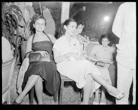 Fotografia "Concurso de beleza - Rio de Janeiro (Rainha do verão 1952), Reportagem Geral" ([Local n/d] , 1952) [negativo]. / Fotógrafo(a): Equipe.  -- ITEM-0002.