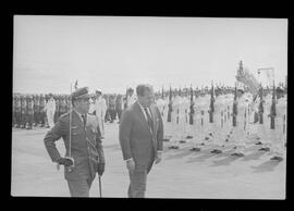 Fotografia "Jango em Recife; Jango Goulart em Recife. sendo recebido pelo Governador Miguel Arraes no Aeroporto do Estado.)" ([Local n/d] , 1963) [negativo]. / Fotógrafo(a): Sucursal.  -- ITEM-0040.