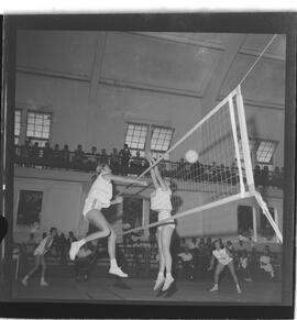 Fotografia "Voleibol - Jogo Tijuca x Fluminense" ([Local n/d] , 1962) [negativo]. / Fotógrafo(a): Democrito.  -- ITEM-0007.