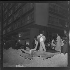 Fotografia "- COPA - CONSEQUENCIA [CONSEQUÊNCIA] DE RESSACA; RESSACAS = EM COPACABANA = AREIA JOGADA NA AV Atlantica [Atlântica] Vera Ortiz dá show de bikini e encima [em cima] da areia jogada na av" ([Local n/d] , 1961) [negativo]. / Fotógrafo(a): L.Santos.  -- ITEM-0002.