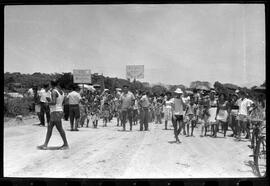 Fotografia "Banho a fantasia em Ramos e homenagem a Última Hora na Ilha do Governador" ([Local n/d] , [Data n/d]) [negativo]. / Fotógrafo(a): Rodo.  -- ITEM-0016.