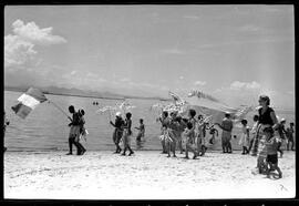 Fotografia "Banho a fantasia em Ramos e homenagem a Última Hora na Ilha do Governador" ([Local n/d] , [Data n/d]) [negativo]. / Fotógrafo(a): Rodo.  -- ITEM-0009.