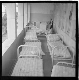 Fotografia "Calamidades em hospitais da [G.P.] rep. para IB Teixeira; 'HOSPITAL PEDRO ERNESTO' Hospital Pedro Ernesto, rep. s/ 'calamidade' (Reportagem com o Deputado Ib Teixeira), Reportagem de Ib Teixeira" ([Local n/d] , 1963) [negativo]. / Fotógrafo(a): Méra.  -- ITEM-0033.