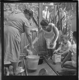 Fotografia "Rept. s/ Falta D'água na ZN c/ Wilson C.; 'FALTA DE ÁGUA' Reportagem c/ 'Falta de Água' na Zona Norte, Reportagem de Wilson Corrêa" ([Local n/d] , 1963) [negativo]. / Fotógrafo(a): Méra.  -- ITEM-0012.