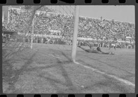 Fotografia "CAMPEONATO CARIOCA DE PROFISSIONAIS DE 1963 (1º TURNO) Jogos - Campeonato Carioca. Flamengo x Madureira (5 x 0) - Vasco x América (2 x 0) e Fluminense x Portuguesa (1 x 1). e Peter Kedzierski, homem voador dos EUA, (Vôo)" ([Local n/d] , 1963) [negativo]. / Fotógrafo(a): Equipe.  -- ITEM-0068.