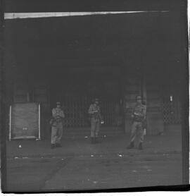 Fotografia "Greve dos Ferroviários da Leopoldina' Greve dos Ferroviários (Reportagem com na Estação de Barão de Mauá), Reportagem de Duarte" ([Local n/d] , 1963) [negativo]. / Fotógrafo(a): Gomes.  -- ITEM-0002.