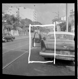 Fotografia "Helio Fernandes na P.E. (Chegada dos advogados, Prado Keli e Prudente de Morais Neto e o presidente do inquérito militar o Gal. Crisanto Figueiredo de Miranda" ([Local n/d] , 1963) [negativo]. / Fotógrafo(a): Rodolfo.  -- ITEM-0016.