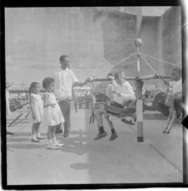 Fotografia "PENITEMCIARIA [PENITENCIÁRIA] CENTRAL' 'DIA DO PAPAI' Dia do Papai no PRESÍDIO (Festividades pelo 'Dia do Papai' na Penitenciária Central', Reportagem de Nelson Silva" ([Local n/d] , 1963) [negativo]. / Fotógrafo(a): Ferreira.  -- ITEM-0003.