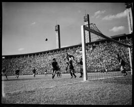 Fotografia "Esporte em São Paulo" ([Local n/d] , 1951) [negativo]. / Fotógrafo(a): Contursi.  -- ITEM-0008.