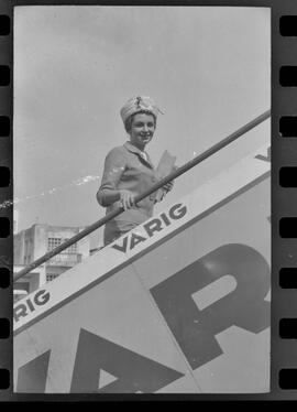 Fotografia "Galeão - Miss B-2, embarcando p/ Europa afim da participação do título de 'miss Mundo'. E outros desembarq. Em companhia de 'Suzana Beatriz e Suzana Mendez Misses, Argentina e Uruguai de 1963. com Tania Maria Franco,'Miss' Paraná de 63); fot. 1 Ministro da Educação do Iraque (direita) e delegado do Malaia; fot. 2 Misses; fot. 3 Pe. polonês Czeslay Czavtovyki, no Galeão; fot. 4 Bené Geraldo Wagner; fot. 5 'Miss Brasil 2', srta. Tania Maria Franco momentos antes de embarcar para os EEUU; fot. 6 As representantes do Brasil (centro) Uruguai (direita) e Argentinos, em flagrante feito no Galeão" ([Local n/d] , 1963) [negativo]. / Fotógrafo(a): Setorista.  -- ITEM-0005.