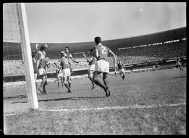 Fotografia "Esporte - futebol - Vasco x Palmeiras" ([Local n/d] , [Data n/d]) [negativo]. / Fotógrafo(a): Ângelo.  -- ITEM-0002.