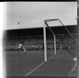 Fotografia "Futebol - São Cristóvão (jogo)" ([Local n/d] , [Data n/d]) [negativo]. / Fotógrafo(a): [Autoria n/d].  -- ITEM-0019.