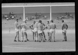 Fotografia "FLUMINENSE F.C.' Treino do Fluminense, Reportagem de Esporte" ([Local n/d] , 1963) [negativo]. / Fotógrafo(a): Democrito.  -- ITEM-0010.