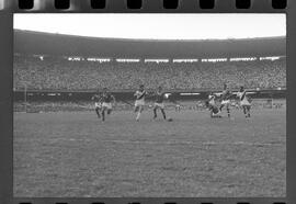 Fotografia "Jogos Campeonato Carioca; 'CAMPEONATO CARIOCA DE 1963' de PROFISSIONAIS (1º Turno) Jogos Vasco x Fluminense (3 x 1) Botafogo x Canto do Rio (3 x 0) America x Madureira (5 x 2) e Olaria x Portuguesa, Reportagem de Esporte" ([Local n/d] , 1963) [negativo]. / Fotógrafo(a): Equipe.  -- ITEM-0189.