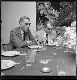 Fotografia "Reunião política na residência do Dr. Bocayuva" ([Local n/d] , [Data n/d]) [negativo]. / Fotógrafo(a): Walter Firmo (?).  -- ITEM-0008.