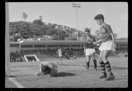 Fotografia "Futebol - RJ (Campeonato de Juvenis - 1956) - Jogo: Flamengo x Bangu, Esportes" ([Local n/d] , 1956) [negativo]. / Fotógrafo(a): Demócrito.  -- ITEM-0007.