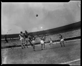 Fotografia "Esporte - Futebol - Fluminense x Vasco" ([Local n/d] , [Data n/d]) [negativo]. / Fotógrafo(a): Ângelo.  -- ITEM-0011.