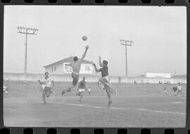 Fotografia "CAMPEONATO CARIOCA DE PROFISSIONAIS DE 1963 (1º TURNO) Jogos - Campeonato Carioca. Flamengo x Madureira (5 x 0) - Vasco x América (2 x 0) e Fluminense x Portuguesa (1 x 1). e Peter Kedzierski, homem voador dos EUA, (Vôo)" ([Local n/d] , 1963) [negativo]. / Fotógrafo(a): Equipe.  -- ITEM-0078.