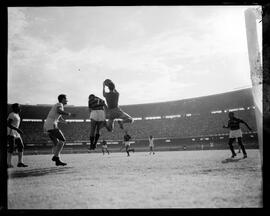 Fotografia "Esportes - Futebol - Diversos" ([Local n/d] , [Data n/d]) [negativo]. / Fotógrafo(a): [Autoria n/d].  -- ITEM-0011.