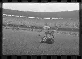 Fotografia "CAPEONATO [CAMPEONATO] CARIOCA DE 1963' (PROFISSIONAIS) (1º Turno) Jogo Famengo [Flamengo] x Campo Grande (5 x 0); Jogo Flamengo e Campo Grande, Reportagem de Esporte" ([Local n/d] , 1963) [negativo]. / Fotógrafo(a): Ribeiro; Demócrito.  -- ITEM-0008.