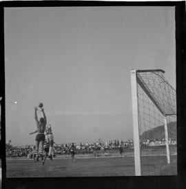 Fotografia "FUTEBOL = 'CAMPEONATO CARIOCA DE PROFISSIONAIS' Jogo Flamengo x Botafogo (3 x 1), America x Portuguesa (2 x 1), Madureira x Bangu (1 x 2), C. Grande x S. Cristovão (1 x 0) e C. Rio x Olaria (1 x 7), Reportagem de Esporte" ([Local n/d] , 1963) [negativo]. / Fotógrafo(a): Equipe.  -- ITEM-0333.