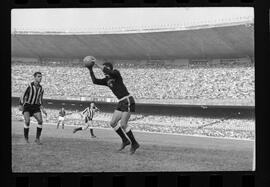 Fotografia "FUTEBOL = 'CAMPEONATO CARIOCA DE PROFISSIONAIS' Jogo Flamengo x Botafogo (3 x 1), America x Portuguesa (2 x 1), Madureira x Bangu (1 x 2), C. Grande x S. Cristovão (1 x 0) e C. Rio x Olaria (1 x 7), Reportagem de Esporte" ([Local n/d] , 1963) [negativo]. / Fotógrafo(a): Equipe.  -- ITEM-0182.